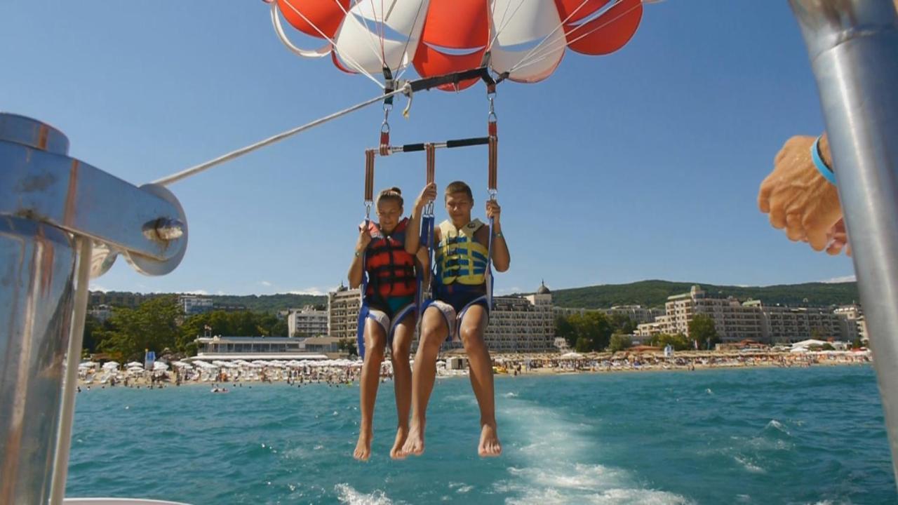 فندق Admiral غولدن ساندز المظهر الخارجي الصورة Parasailing in Mallorca, Spain