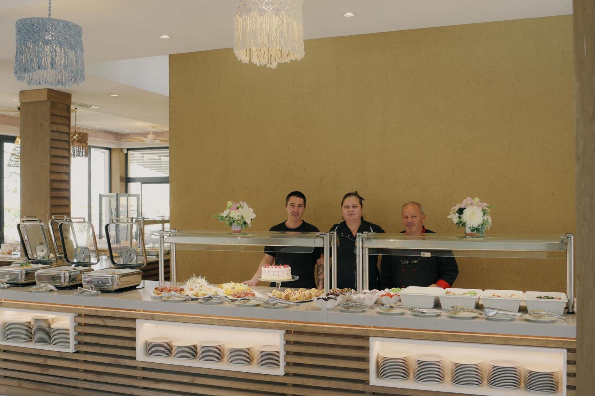 فندق Admiral غولدن ساندز المظهر الخارجي الصورة A buffet at a hotel