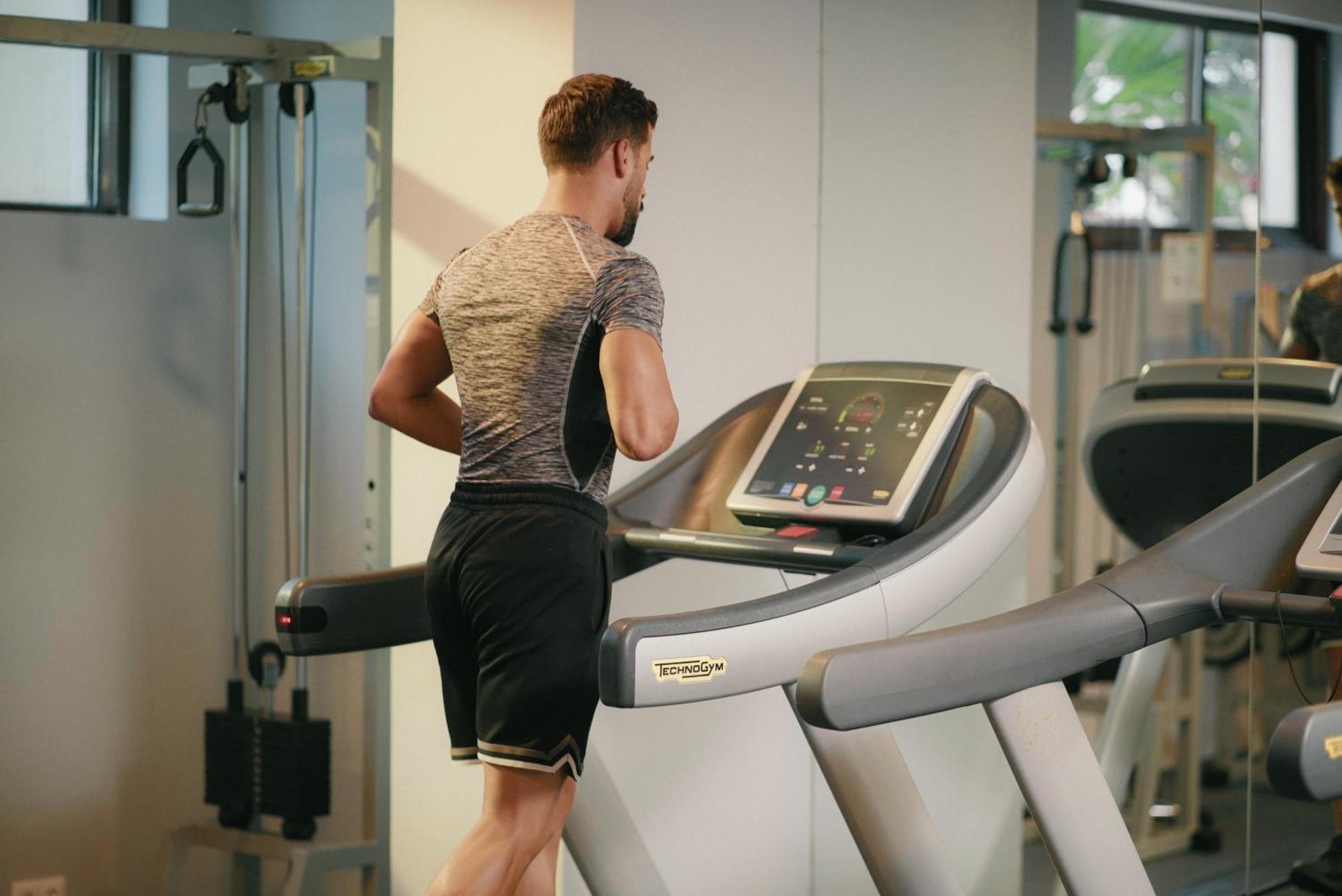 فندق Admiral غولدن ساندز المظهر الخارجي الصورة A man on a treadmill