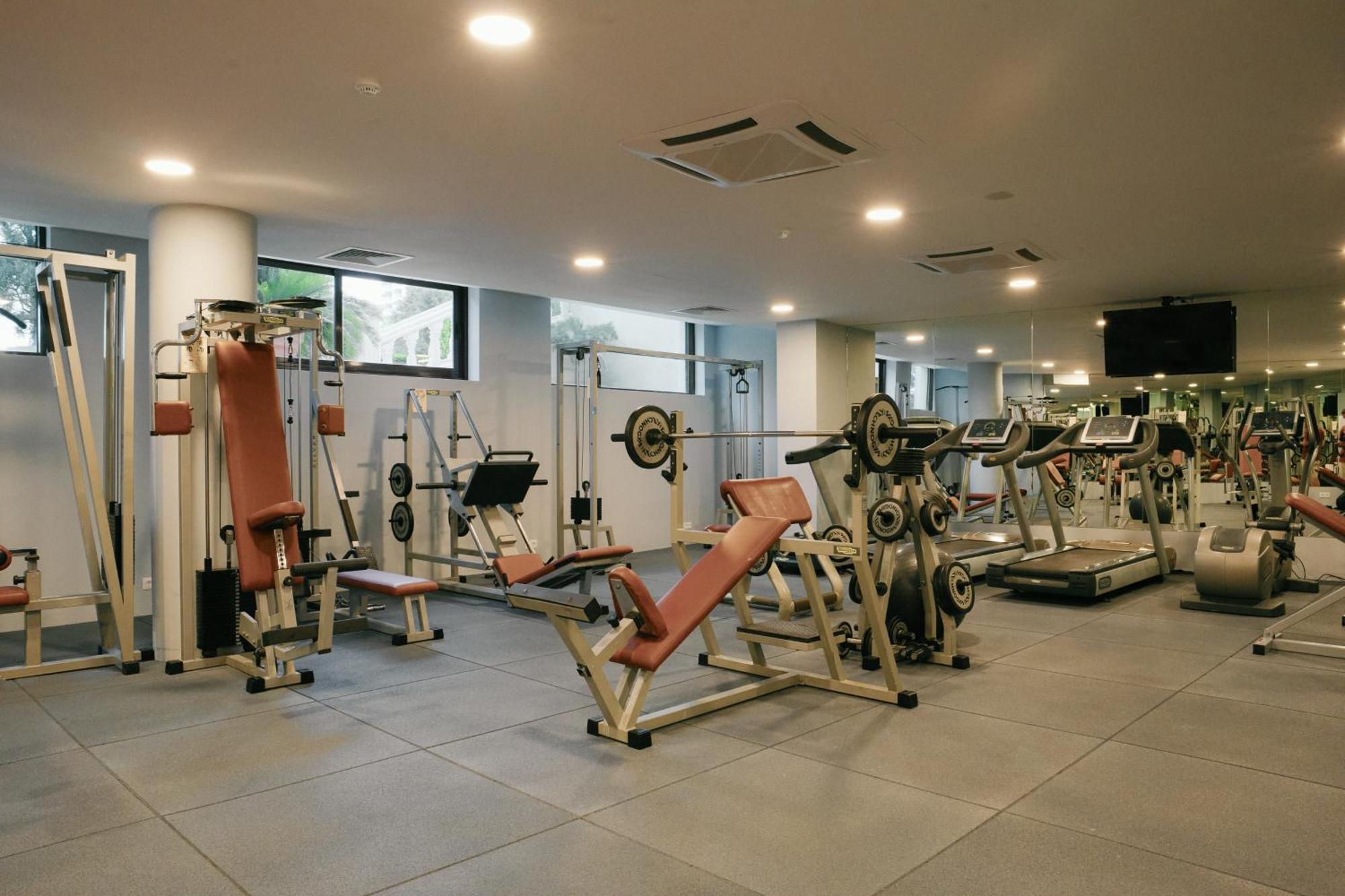 فندق Admiral غولدن ساندز المظهر الخارجي الصورة The gym at the hotel